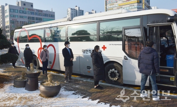 영통구 공직자들이 헌혈버스 앞에서 차례를 기다리고 있다.(사진=영통구)