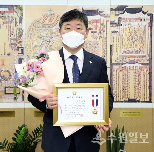 김정렬 수원시의회 문화체육교육위원장이 ‘지방의정봉사상’을 수상한 뒤 기념촬영을 하고 있다.(사진=수원시의회)