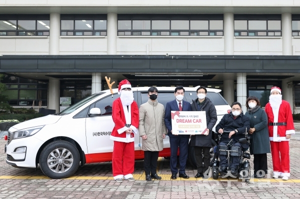 현대위아의 차량 기증식.(사진=의왕시)