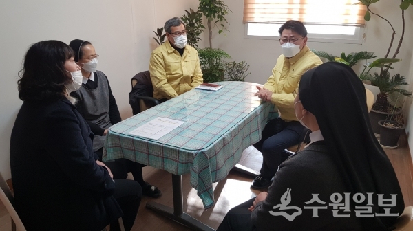 김능식 오산시 부시장(오른쪽 두번째)이 노인요양시설을 찾았다.(사진=오산시)