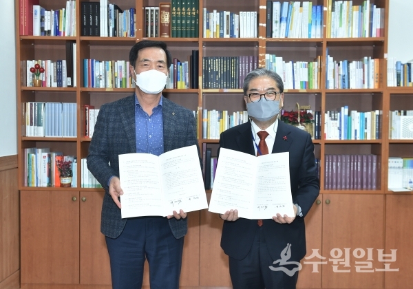 이재정 교육감(오른쪽)과 백정한 경기교총 회장이 합의서를 들어 보이고 있다. (사진=경기도교육청)