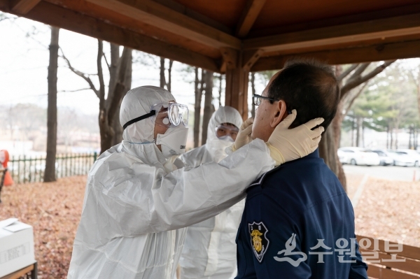 수원구치소 의료진이 28일 구치소 직원의 검체를 채취하고 있다.(사진=수원시)