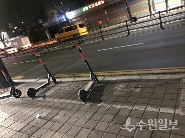 자전거 주차구역에 세워 놓은 전동킥보드.(사진=수원시)