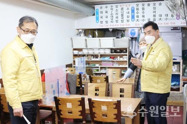김상돈 의왕시장(오른쪽)이 식당을 찾아 방역상황을 확인하고 있다.(사진=의왕시)