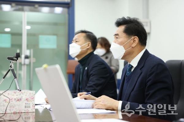 김상돈 시장(오른쪽)이 미래위원회 회의에 참석했다.(사진=의왕시)