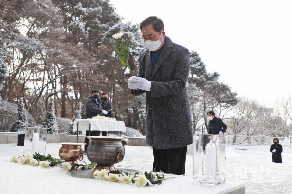 정장선 평택시장이 현충탑을 참배하고 있다.(사진=평택시)