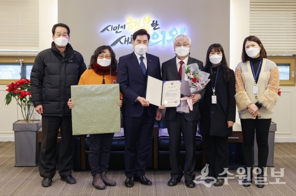 김상돈 의왕시장(왼쪽 세번째) 등 관계자들이 오전동 주민자치위의 수상을 기뻐하고 있다.(사진=의왕시)