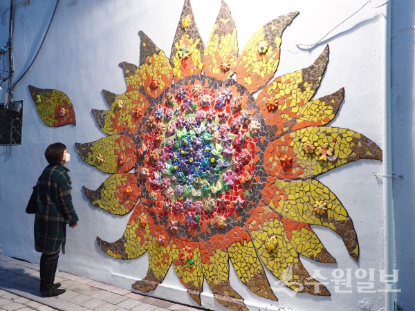 사진자료_내가 희망하다_꽃타일벽화.(사진=수원문화재단)