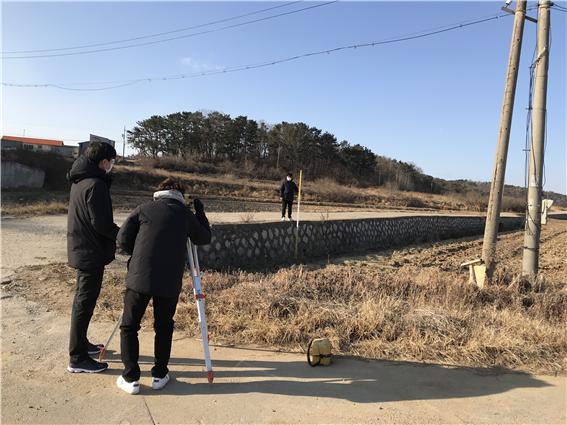 강화군 도로과 건설기획단이 측량을 하고 있다.(사진=강화군)