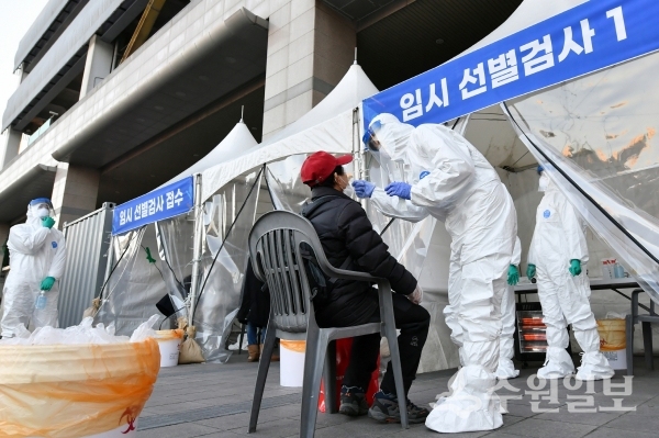 수원역 광장에 설치된 임시선별검사소.(사진=수원시)