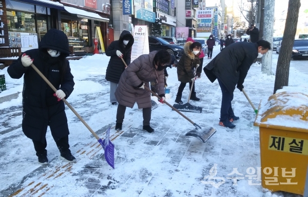 수원시 공직자들이 7일 오전 제설작업을 하고 있다.(사진=수원시)