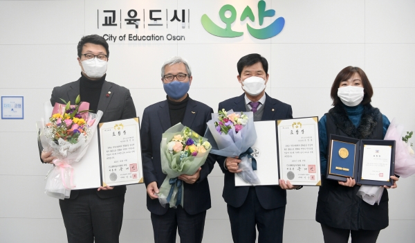 (왼쪽부터) 장인수 고문, 곽상욱 오산시장, 조창복 전 회장, 정미영 자문위원.(사진=오산시)