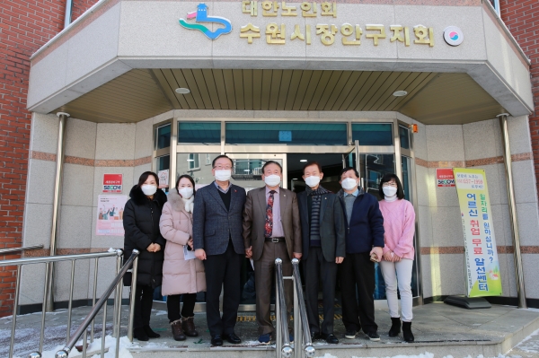 이범선 장안구청장(왼쪽 세번째)이 대한노인회 관계자 등과 기념사진을 찍고 있다.(사진=장안구)