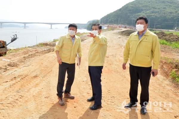 유천호 강화군수(가운데)가 지난 8월 강화군 삼산면 도로건설 현장을 점검하고 있다.(사진=강화군)
