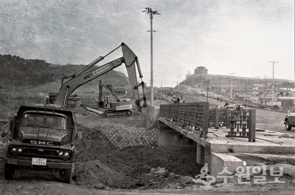 1979년 수인산업도로 영연교앞 건설현장.(사진=이용창 사진작가)
