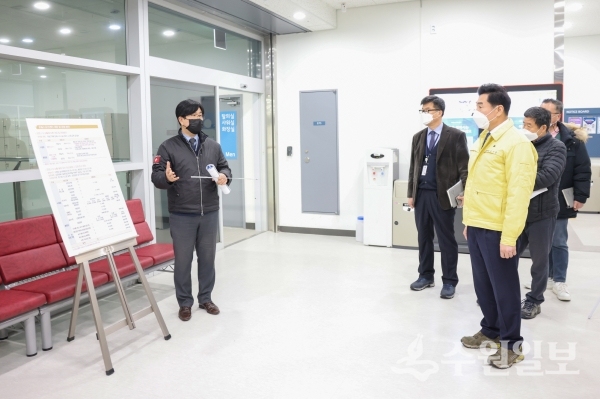 김상돈 의왕시장(오른쪽 노란 점퍼)이 포일스포츠센터를 찾아 설명을 듣고 있다. (사진=의왕시)
