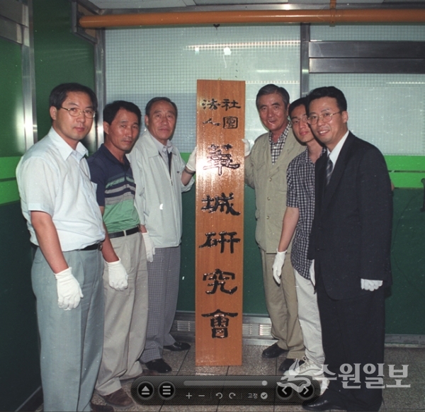 화성연구회 현판식. 왼쪽이 필자. (사진=이용창 사진작가)