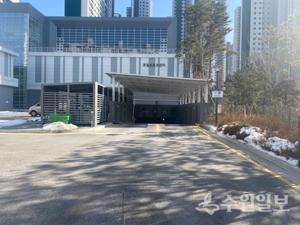 포일어울림센터 지하주차장 입구.(사진=의왕시)