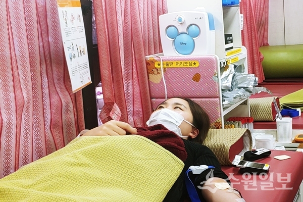 오산시 직원이 헌혈을 하고 있다.(사진=오산시)
