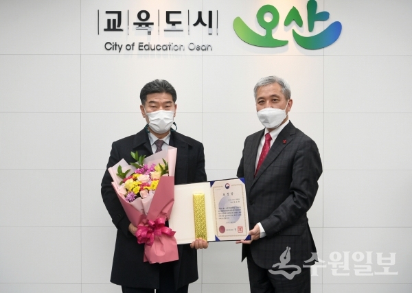 곽상욱 오산시장(오른쪽)이 조근호 오산시통장단연합회장에게 표창장을 전달하고 있다.(사진=오산시)