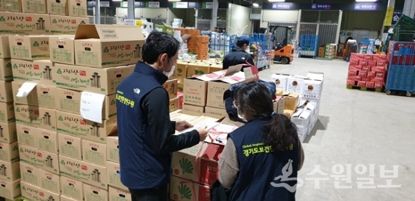 도매시장 경매 농산물 수거 모습.(사진=경기도)