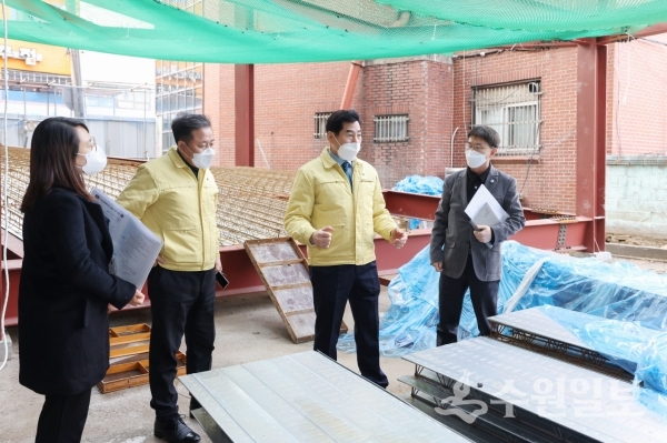 김상돈 의왕시장(오른쪽 두번째)이 부곡도깨비시장 공영주차장 건설현장을 둘러보고 있다.(사진=의왕시)