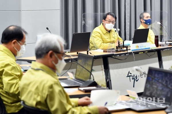 조청식 제1부시장(오른쪽 2번째)이 확대간부회의에서 발언하고 있다.(사진=수원시)