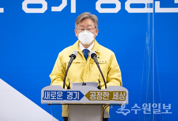 28일 오전 경기도청 브리핑룸에서 이재명 경기도지사가 제 2차 경기도 재난기본소득 지급 관련 기자회견을 하고 있다.(사진=경기도)