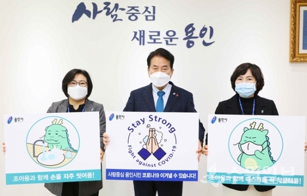 백군기(가운데) 용인시장이 캠페인 참여 후 기념촬영을 하고 있다.(사진=용인시)