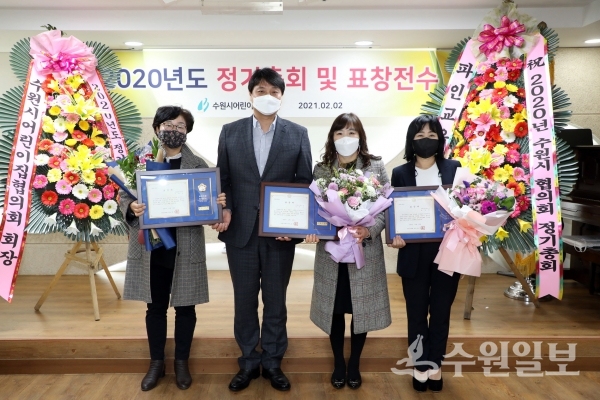 조석환 수원시의장(왼쪽 두번째)이 표창을 받은 보육교사들과 함께 기념사진을 찍고 있다.(사진=수원시의회)