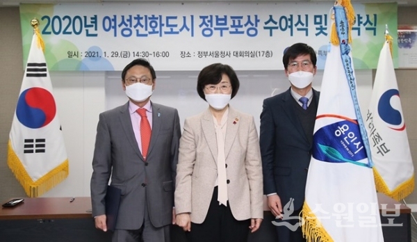 용인시 관계자 등이 국무총리 표창 수상 후 기념촬영을 하고 있다.(사진=용인시)