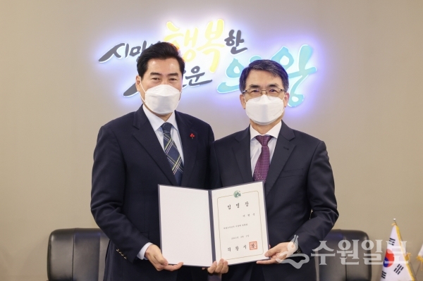김상돈 의왕시장(왼쪽)이 이원식 사장에게 임명장을 건네고 있다.(사진=의왕시)