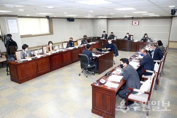 수원시의회 문화체육위원회가 1일 안건을 심의하고 있다.(사진=수원시의회)