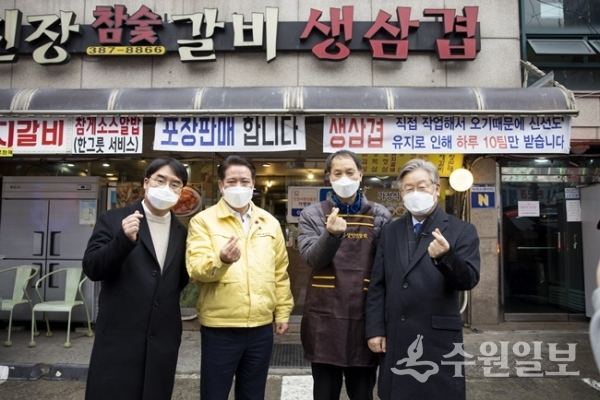 착한 임대인 격려에 나선 이재명(오른쪽) 경기도지사.(사진=경기도)