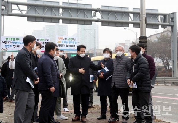 1일 어정초를 방문한 백군기(가운데) 용인시장.(사진=용인시)
