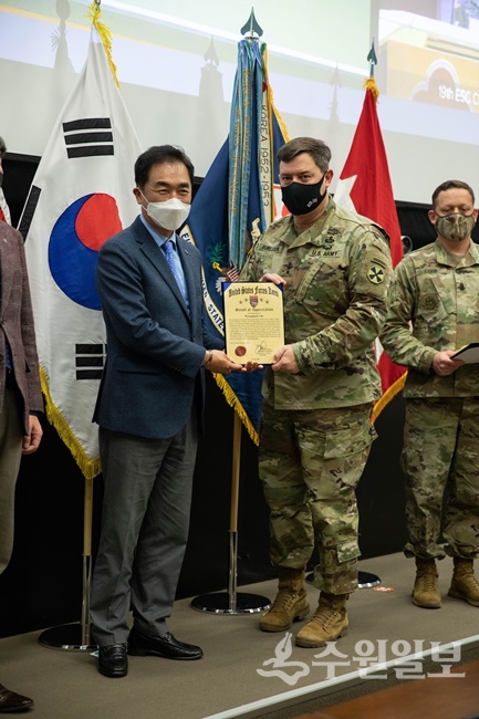 정장선 평택시장(왼쪽)이  ‘2020 좋은 이웃 상’을 받고 있다.(사진=평택시)