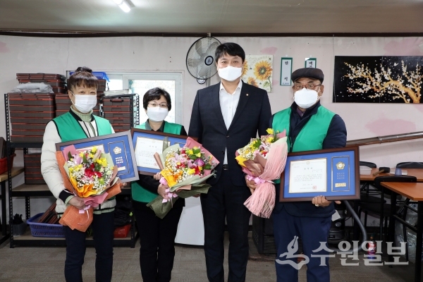 조석환 수원시의장(오른쪽 두번째)가 수원노인봉사회 우수봉사자와 기념사진을 찍고 있다.(사진=수원시의회)