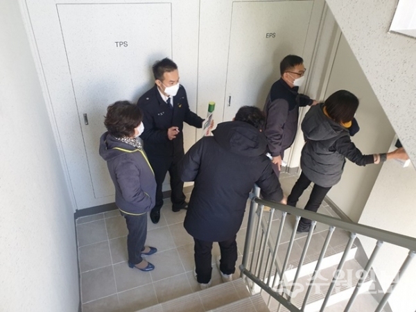 비상구 폐쇄 등 단속장면.(사진=경기도)