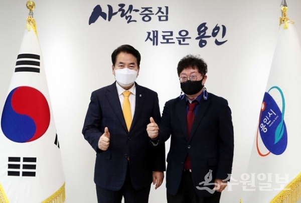 지난15일 백군기(왼쪽) 시장이 곽병주 지앤티파마 대표와 면담 후 기념촬영을 하고 있다.(사진=용인시)