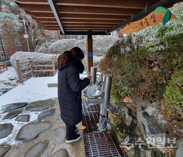영통구 관계자가 급수시설을 점검하고 있다.(사진=영통구)