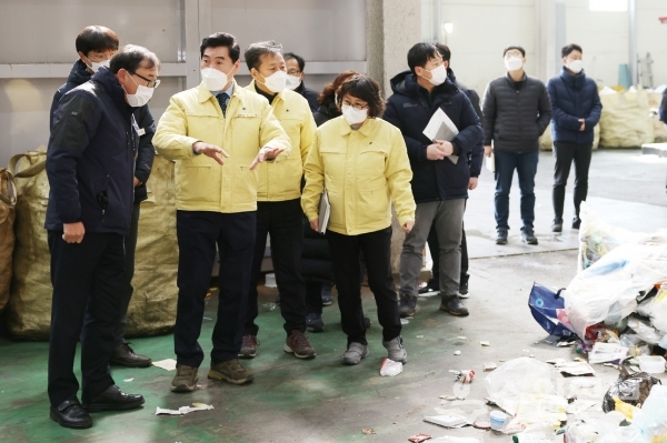 김상돈 의왕시장(왼쪽 두번째 노란옷)이 재활용센터를 찾아 관계자와 이야기를 나누고 있다.(사진=의왕시)