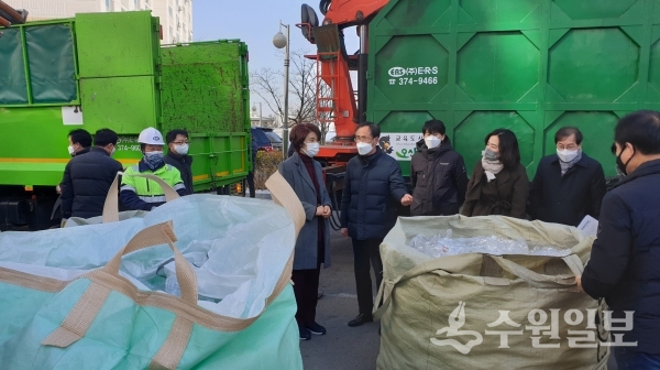 한정애 환경부장관이 오산시 재활용품 현장을 살피고 있다.(사진=오산시)
