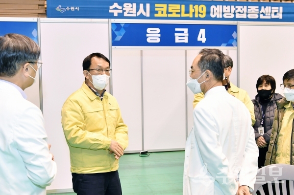 조청식 제1부시장(가운데 노란옷)이 아주대 체육관을 찾아 준비상황을 살펴보고 있다.(사진=수원시)