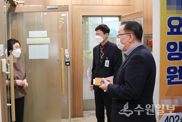 이범선 장안구청장(맨 오른쪽)이 노인요양시설을 찾았다.(사진=장안구)