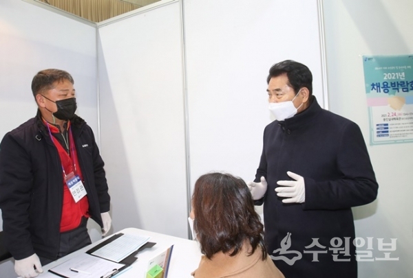백군기(오른쪽) 용인시장이 채용기업 부스에 방문해 기업 관계자를 격려하고 있다.(사진=용인시)