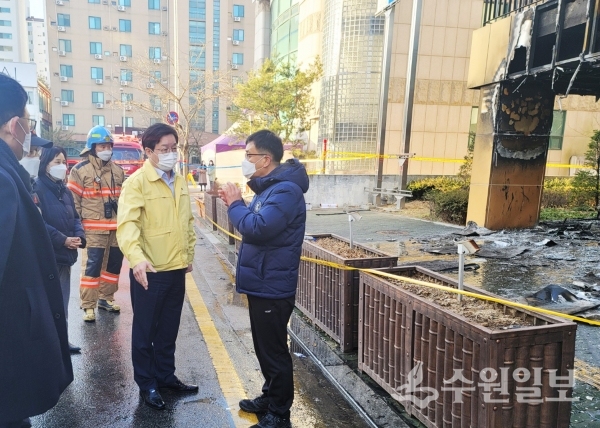 염태영 수원시장이 수원시동부육아종합지원센터 화재 현장을 찾았다.(사진=수원시)
