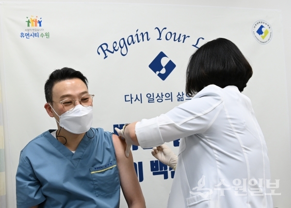 김주형 진료부원장(왼쪽)이 코로나19 백신을 맞고 있다.(사진=수원시)