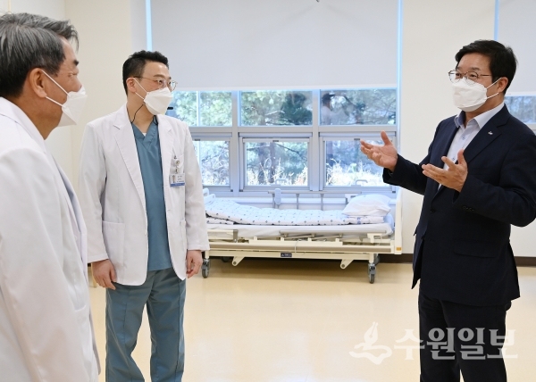 염태영 시장(오른쪽)이 소의영 아주대학교요양병원장(왼쪽), 김주형 진료부원장과 이야기를 나누고 있다.(사진=수원시)
