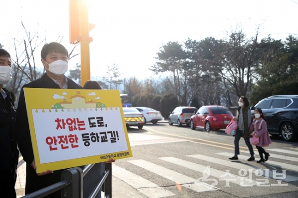 조석환 수원시의회 의장이 수원 이의초등학교 앞에서 교통안전 캠페인을 벌이고 있다.(사진=수원시의회)