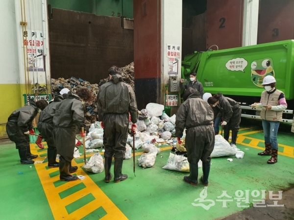 권선구 관계자들과 주민들이 쓰레기 샘플링을 체험하고 있다.(사진=권선구)